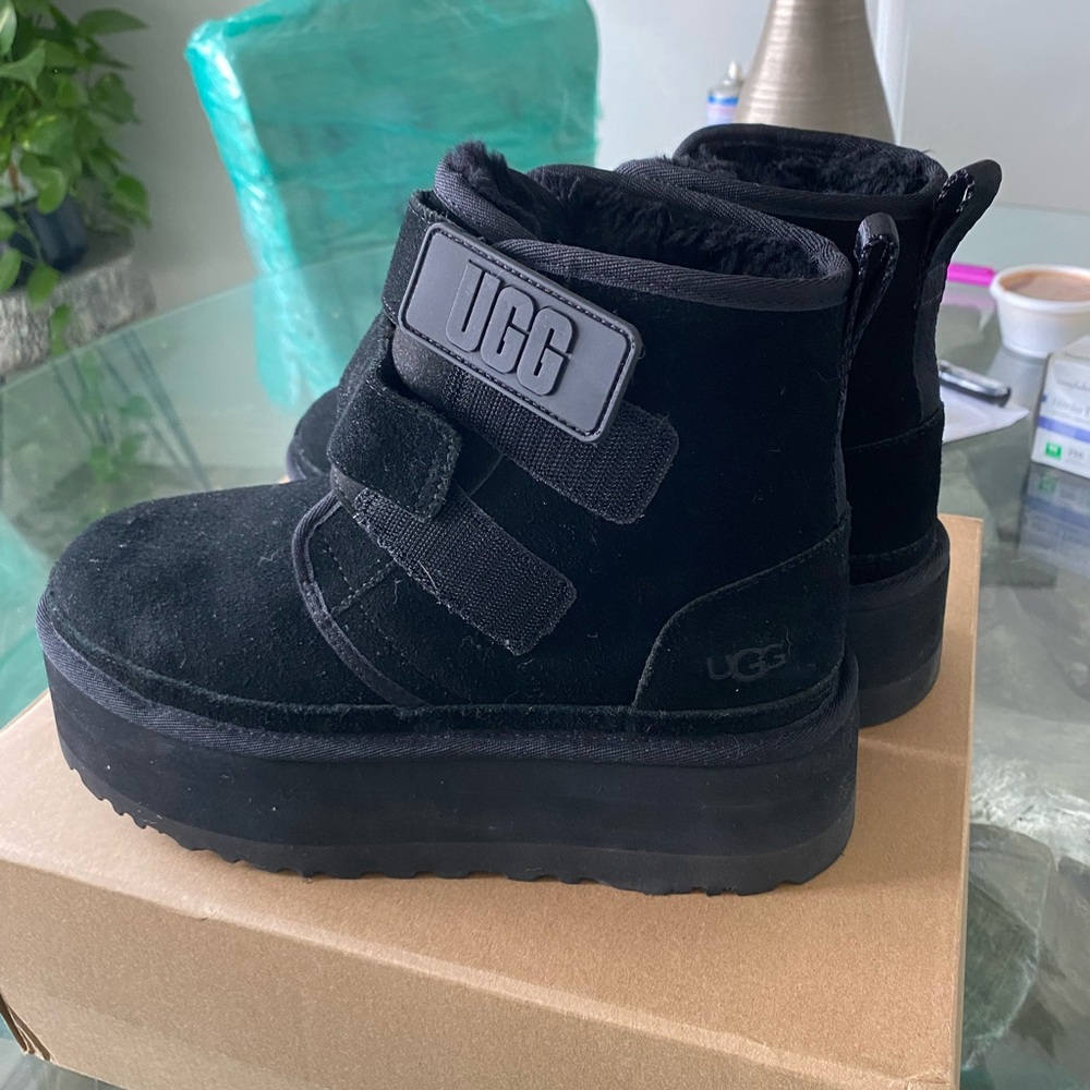 Worn once black Uggs size 8